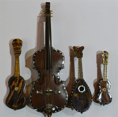 Lot 402 - A miniature tortoiseshell and mother of pearl inlaid model of a mandolin