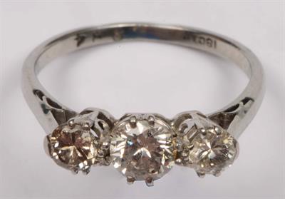 Lot 404 - An 18ct white gold and platinum ring