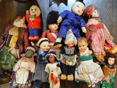 Lot 444 - A collection of dolls