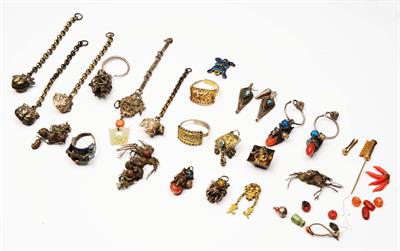 Lot 224 - A COLLECTION OF CHINESE SILVER AND SILVER METAL JEWELLERY to include rings