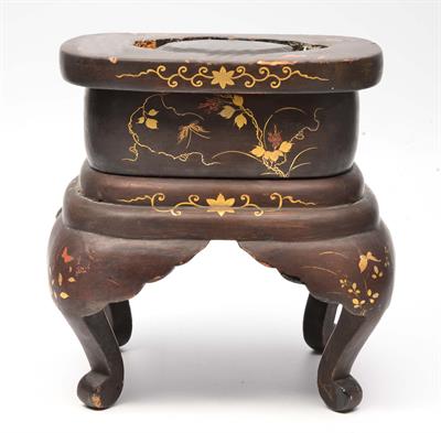 Lot 231 - A JAPANESE LACQUER AND GILT STAND