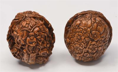 Lot 257 - A JAPANESE CARVING on a natural walnut shell worked as a tribe of monkeys grouped under a palm tree