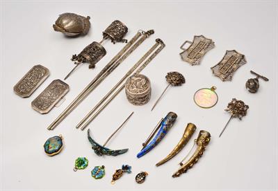 Lot 261 - A GROUP OF CHINESE AND OTHER JEWELLERY PIECES to include two pairs of silver buckles