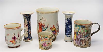 Lot 264 - A CHINESE POLYCHROME TANKARD decorated with a garden scene with figures playing