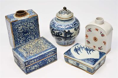 Lot 265 - A CHINESE PROVINCIAL BLUE AND WHITE PORCELAIN CADDY 13cm