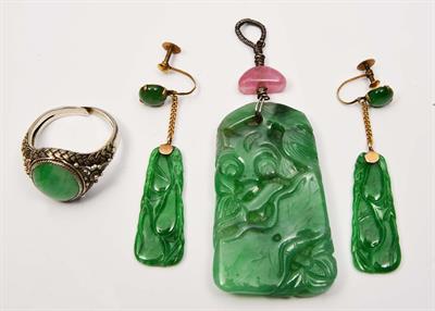 Lot 266 - A CHINESE CARVED JADE PENDANT