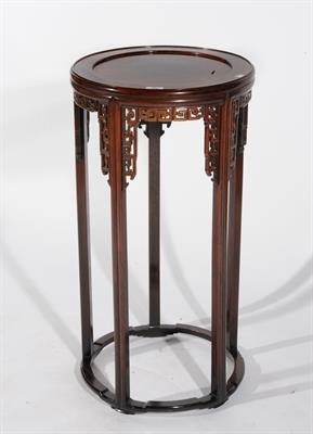 Lot 296 - A CHINESE HARDWOOD CIRCULAR URN STAND with pierced carved brackets on a circular base