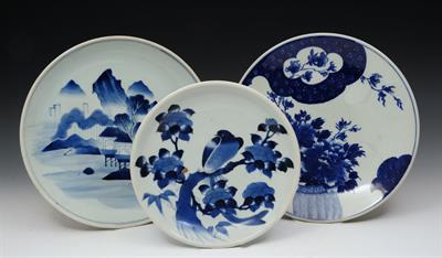 Lot 302 - A JAPANESE BLUE AND WHITE CHARGER with bird resting on a branch