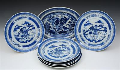 Lot 322 - A CHINESE EXPORT BLUE AND WHITE OVAL SERVING DISH with central landscape