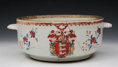 Lot 583 - A CHINESE ARMORIAL PORCELAIN CIRCULAR TUREEN BASE with painted coat of arms