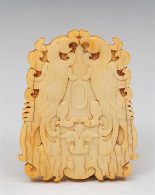 Lot 591 - A CHINESE CARVED IVORY PENDANT