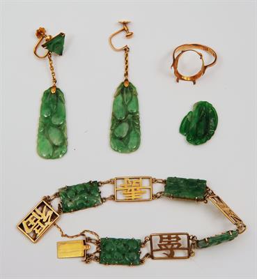 Lot 600 - A CHINESE GOLD AND SPINACH JADE SET BRACELET with Shou characters