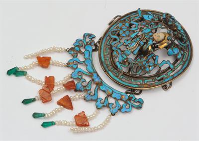 Lot 613 - A CHINESE TURQUOISE ENAMEL KINGFISHER BROOCH with central figure and pendant set with seed pearls