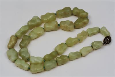 Lot 624 - A CHINESE JADE 'PEBBLE' NECKLACE