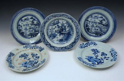 Lot 629 - A PAIR OF CHINESE SHALLOW BLUE AND WHITE PORCELAIN DISHES