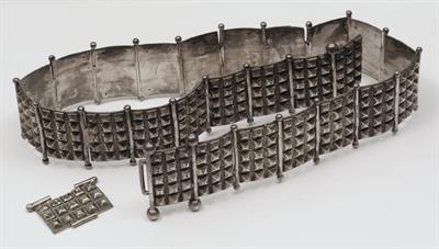 Lot 705 - AN INDIAN SILVER BELT of link form