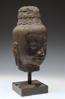 Lot 742 - A THAI BRONZE HEAD of a buddha on a marble set stand