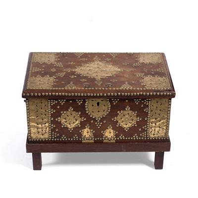 Lot 88 - Small chest