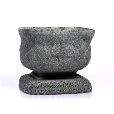 Lot 208 - Safavid style bowl and stand