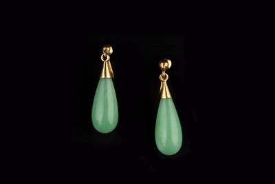 Lot 36 - A JADE BEAD NECKLACE