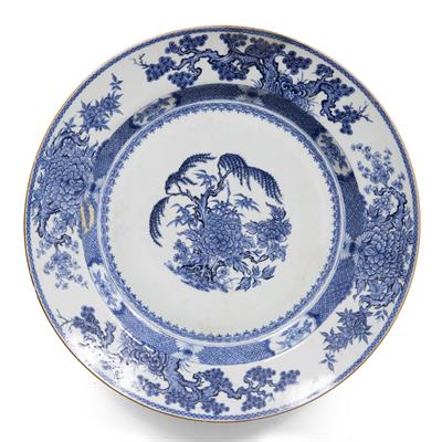 Lot 45 - A 19TH CENTURY CHINESE BLUE AND WHITE SAUCER DISH