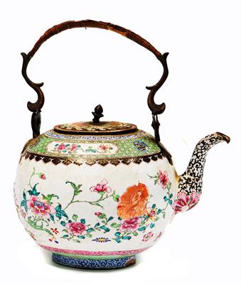 Lot 65 - A CHINESE CANTON ENAMEL TEAPOT AND COVER