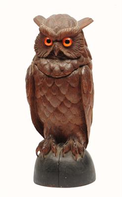 Lot 95 - A 19TH CENTURY BLACK FOREST CARVED WOOD BOX in the form of an owl with bright eyes