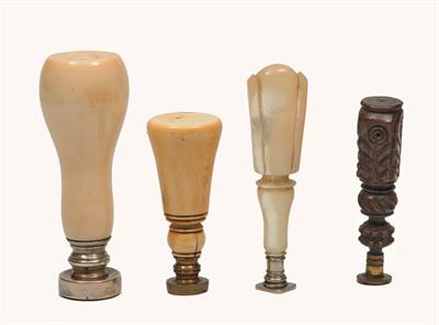 Lot 118 - A 19TH CENTURY IVORY HANDLED DESK SEAL