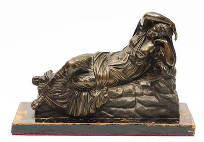 Lot 120 - A 19TH CENTURY BRONZE FIGURE of Cleopatra
