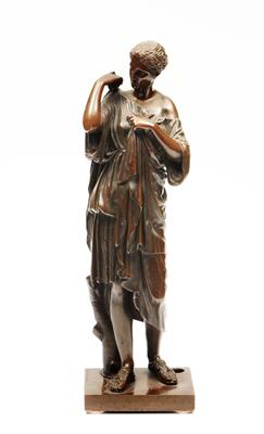 Lot 131 - A BRONZE FIGURE of a classical female