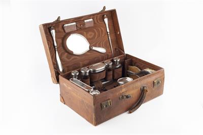 Lot 136 - AN EARLY 20TH CENTURY LEATHER GENTLEMAN'S DRESSING CASE