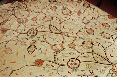 Lot 141 - AN EARLY 20TH CENTURY CREWEL WORK BEDSPREAD