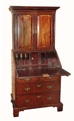 Lot 154 - A GEORGIAN MAHOGANY BUREAU CABINET