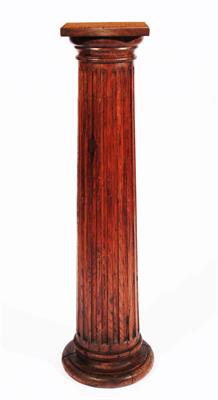 Lot 165 - A VICTORIAN OAK DISPLAY STAND of fluted column form with a square top on a circular base