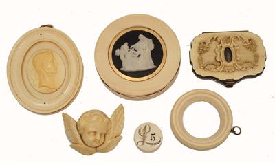 Lot 202 - A 19TH CENTURY TURNED IVORY AND GILT METAL MOUNTED SNUFF BOX AND COVER