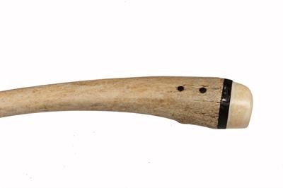 Lot 231 - A WALRUS 'OOSIK' HANDLED WALKING CANE