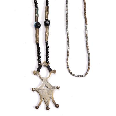 Lot 283 - A NECKLACE