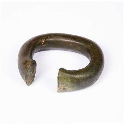 Lot 303 - A BRONZE MANILLA