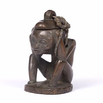 Lot 308 - A FINE CHOKWE WOODEN SNUFF BOX AND COVER in the form of a crouching man with his hands to his head