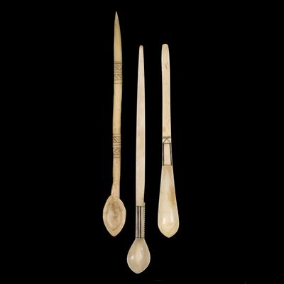 Lot 310 - A ZULU LONG HANDLED BONE SNUFF SPOON with incised geometric decoration