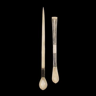 Lot 311 - A ZULU LONG HANDLED BONE SNUFF SPOON