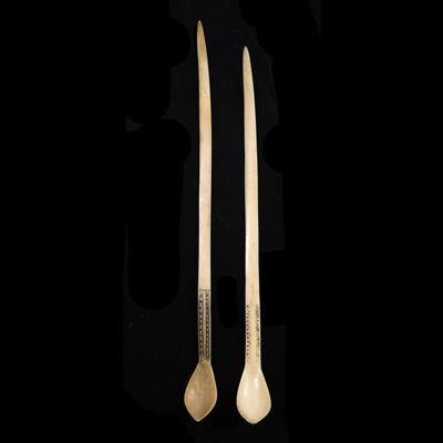 Lot 312 - A ZULU LONG HANDLED BONE SNUFF SPOON with incised geometric decoration and pointed bowl