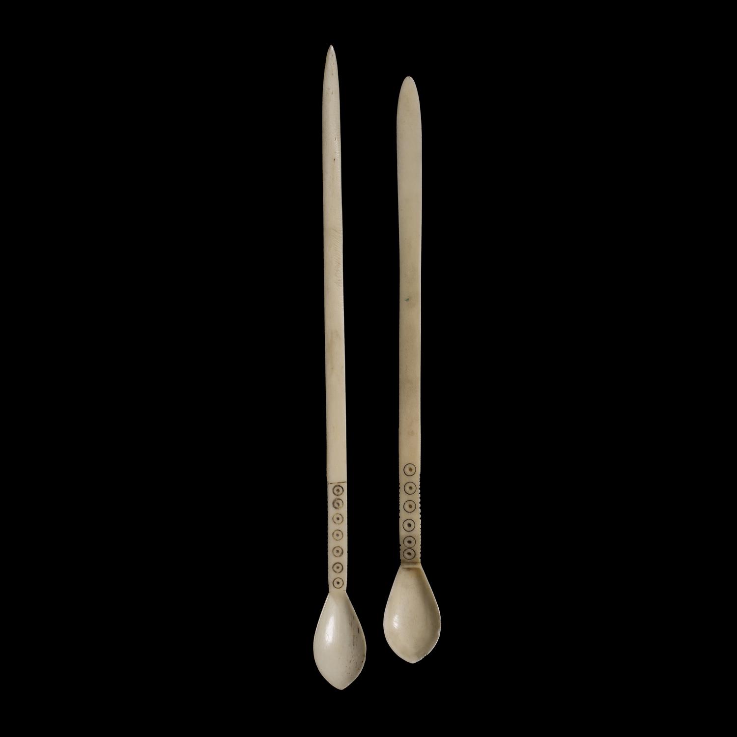 Lot 313 - A ZULU BONE SNUFF SPOON