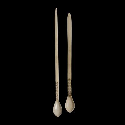 Lot 313 - A ZULU BONE SNUFF SPOON