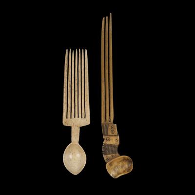 Lot 314 - A ZULU BONE SNUFF SPOON with comb handle