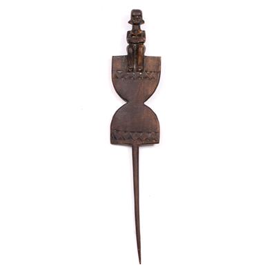 Lot 317 - A WOODEN HEAD SCRATCHER