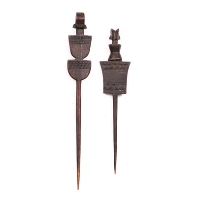 Lot 318 - A WOODEN HEAD SCRATCHER