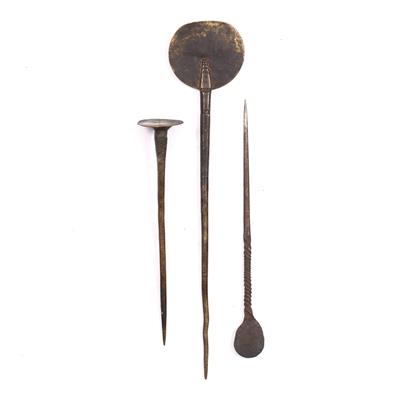 Lot 320 - A NDEBELE BRONZE AWL with disc terminal