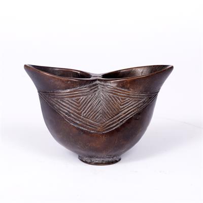 Lot 333 - A SUKU (DEMOCRATIC REPUBLIC OF CONGO) WOODEN WINE CUP of double aperture form with scratch carved