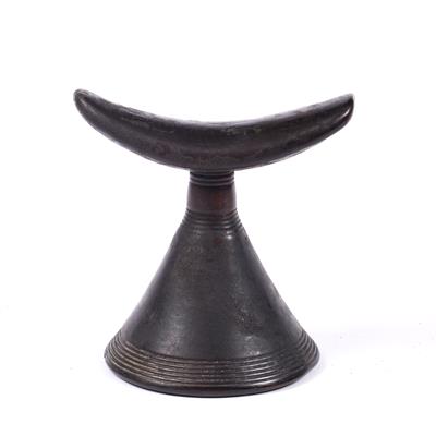 Lot 343 - AN ETHIOPIAN GURAGE TRIBE WOODEN HEADREST